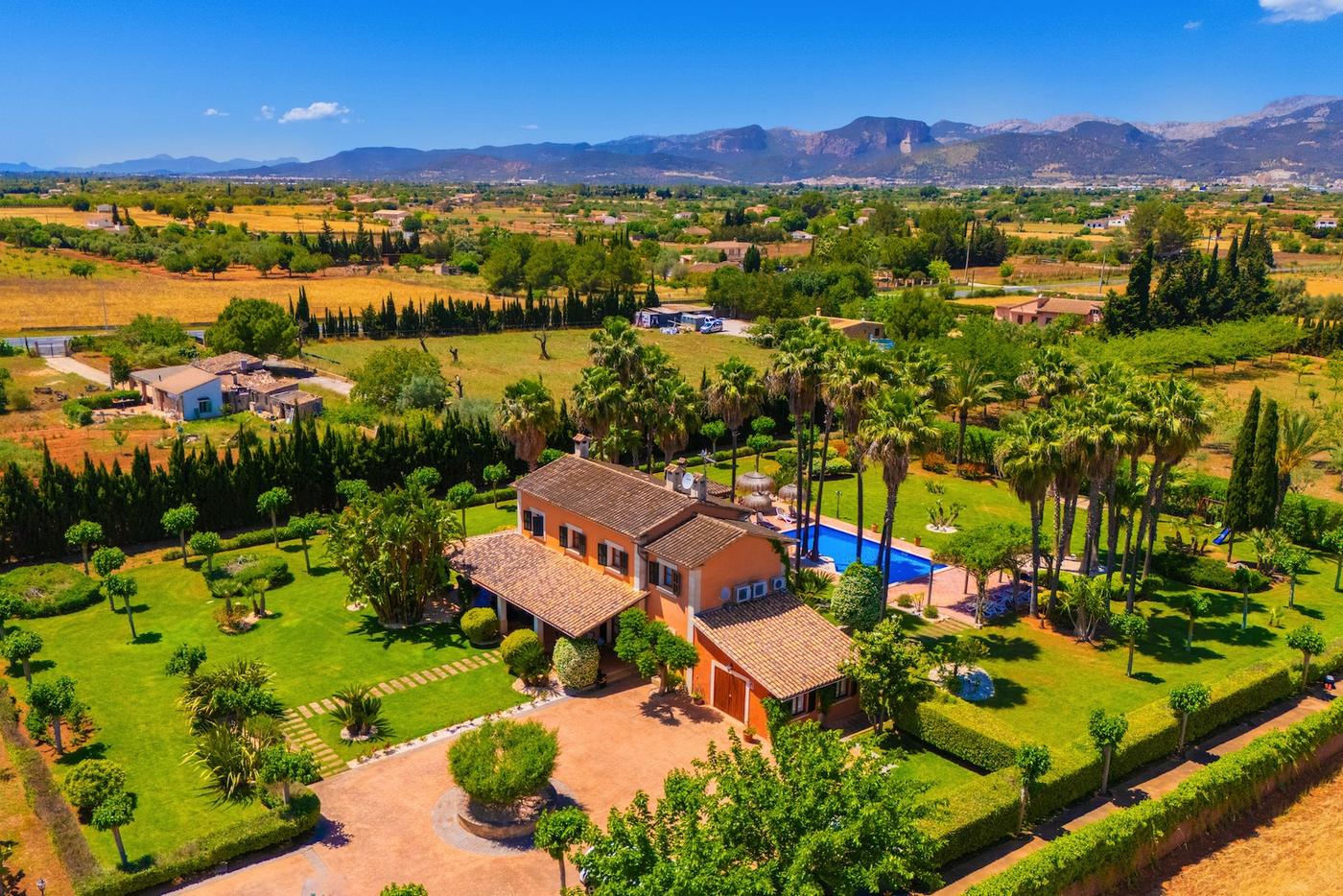 Luftaufnahme der Finca Mil Flores mit Palmengarten, Pool und Blick auf die Tramuntana