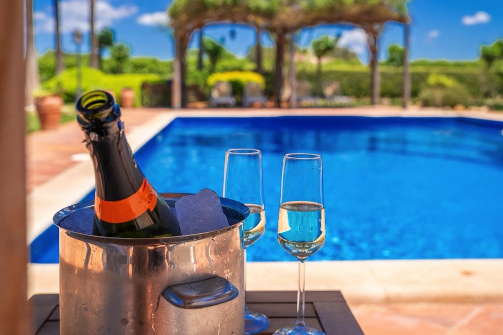 Sektkühler und Gläser am Pool