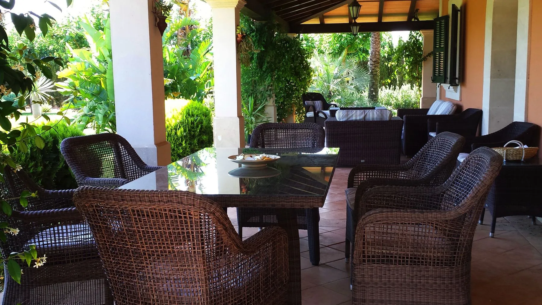 Überdachte Terrasse mit großem Esstisch